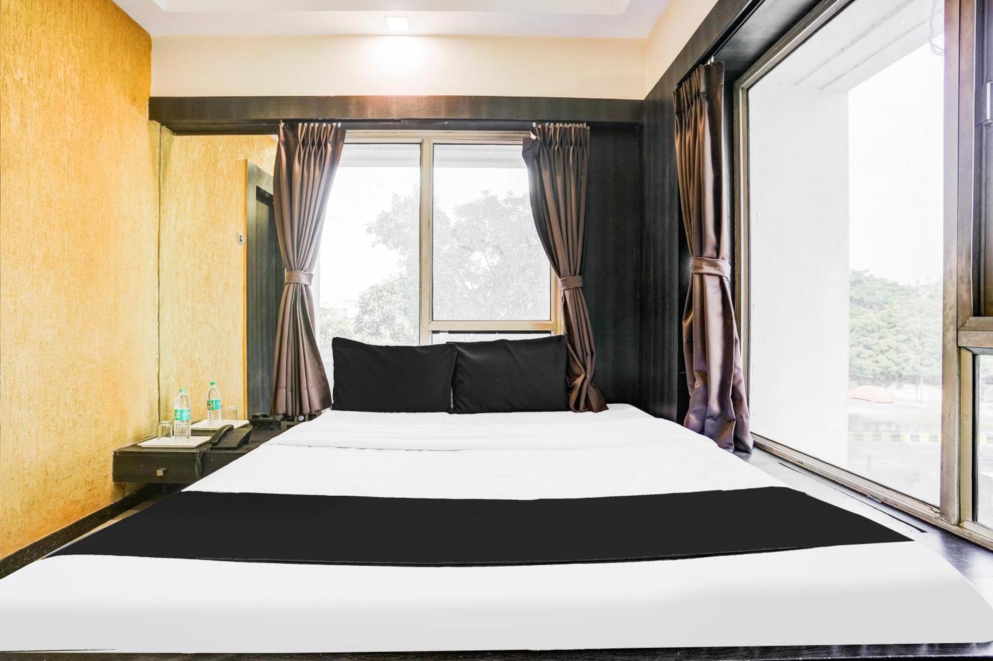 Super Collection O Ashram Road Near Sardar Bridge Formerly Hotel Apple Inn Ahmedabad Exteriör bild