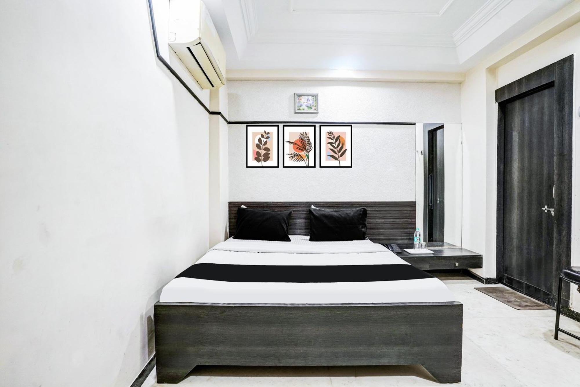 Super Collection O Ashram Road Near Sardar Bridge Formerly Hotel Apple Inn Ahmedabad Exteriör bild
